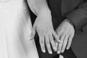 2 mains avec les alliances de mariage