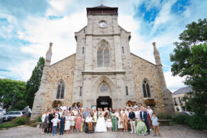 tous les invités du mariage devant l'église