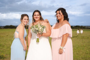 trois femmes en robes à un mariage